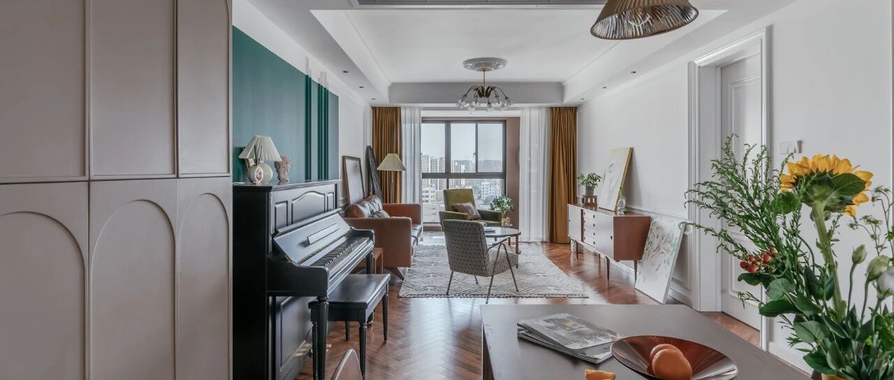 108㎡复古风，纯白墙面、墨绿跳色、脏粉柜面...梦幻而明亮！