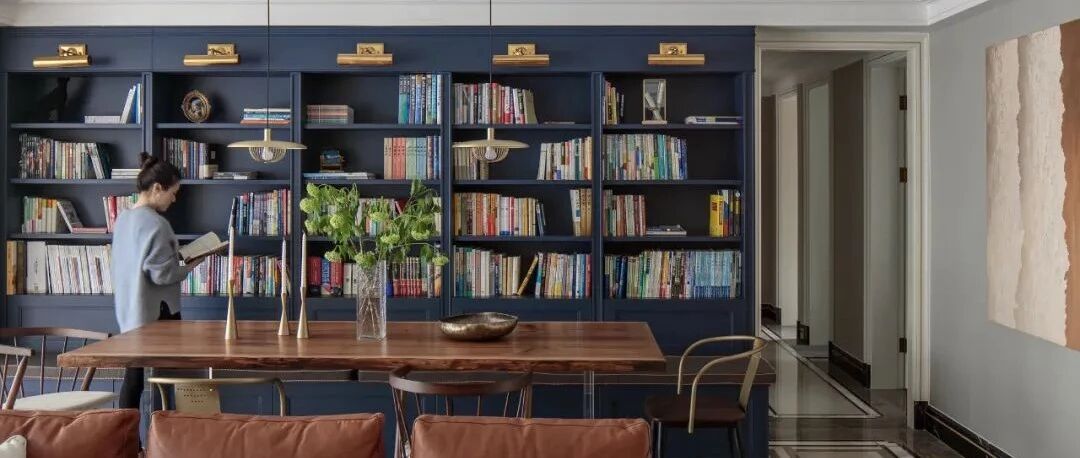 170㎡“法式复古风”的家：代尔夫特蓝+整面书墙，生活平淡自在