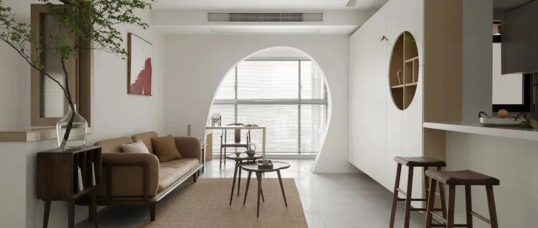 95后小夫妻的家，原木、黑胡桃、方圆门...流露着书香和诗意的新中式，太美了！