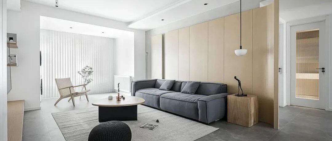 110㎡简约风：灰白+原木，忙碌都市人的“居心地”！