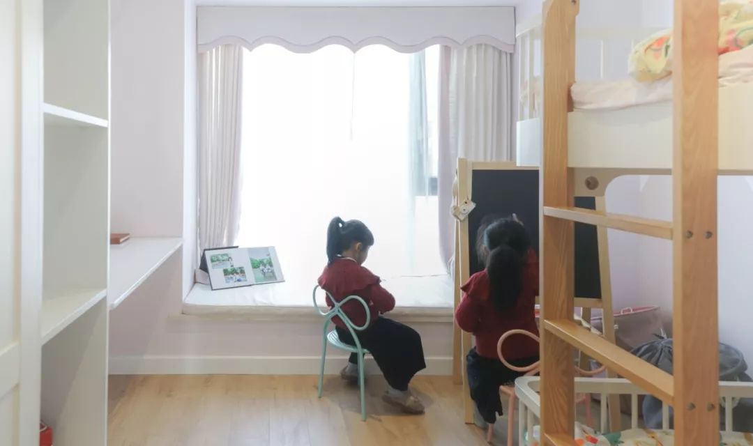 125㎡四室一廳，用窗洞連接不同空間，為雙胞胎女兒造一個明亮舒適的家～ 家居 第14張