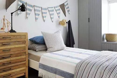 放床头的不一定非得要这些 还可能是这些有趣的玩意