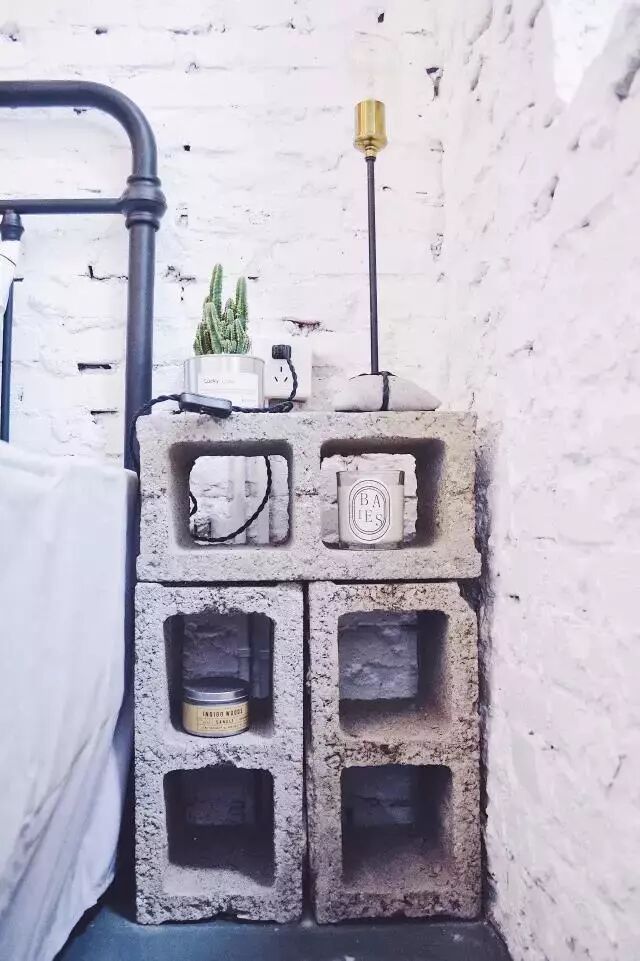 放床头的不一定非得要这些 还可能是这些有趣的玩意