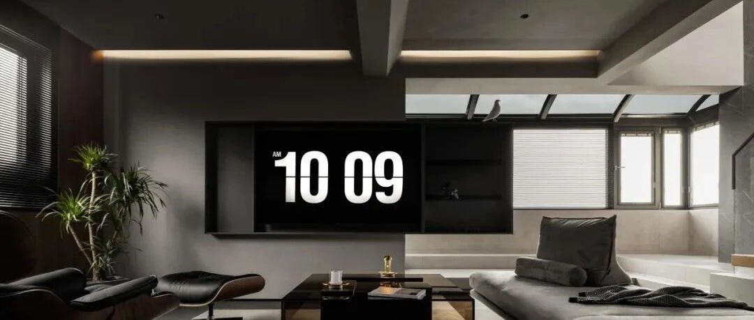 260㎡顶楼复式，平衡明亮的光线、黑色色调与木色的温暖，光和暗的追逐取舍！