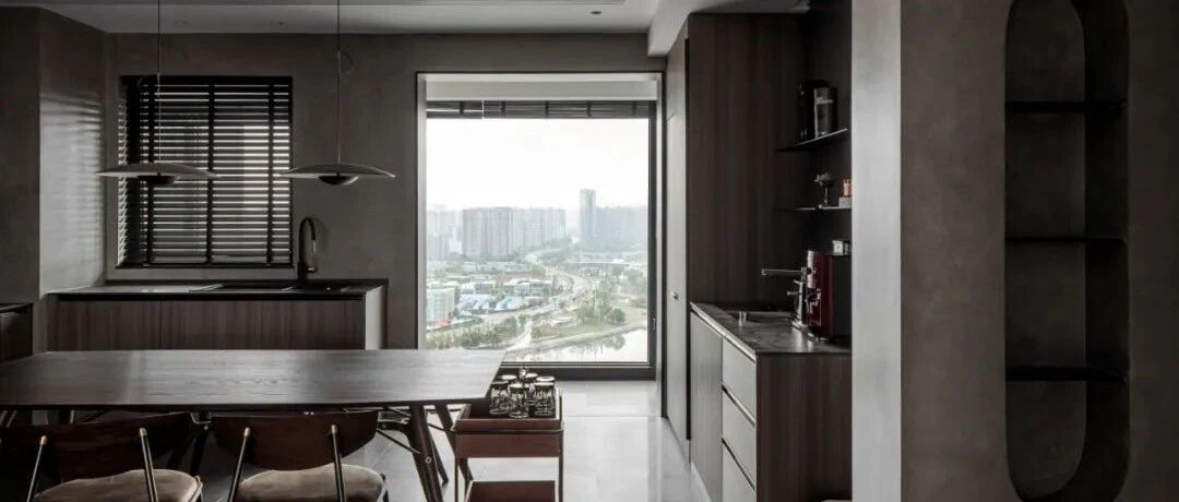 130㎡暗调空间，微水泥、暖色皮质、橡木地板...弥漫咖啡味的家！