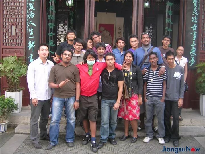 ▲2009年，刚到南京不久的狄瑞杰和老师同学（找得到他在哪吗？）