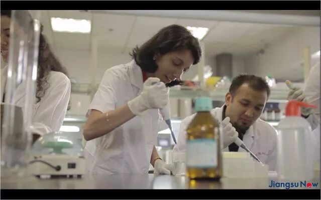 ▲狄瑞杰在南京医科大学宣传片中