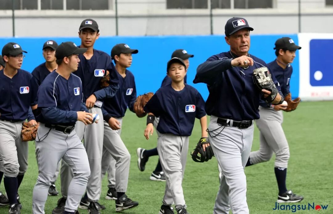 ▲锐克（右二）和中国棒球少年。（视觉中国）