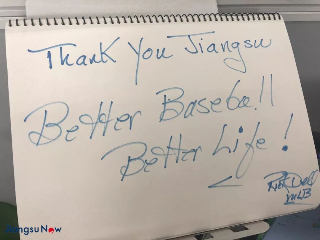 ▲锐克写下寄语：感谢江苏，棒球让生活更美好！