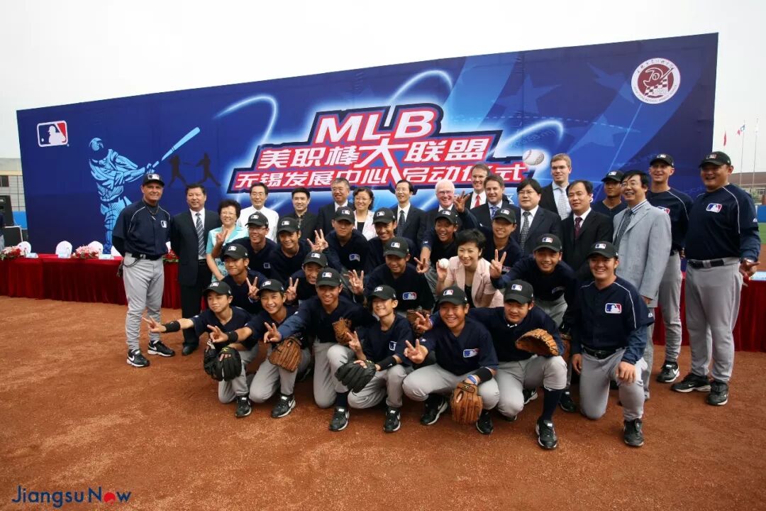 ▲锐克（左一）在美职棒大联盟无锡发展中心启动仪式上。（视觉中国）