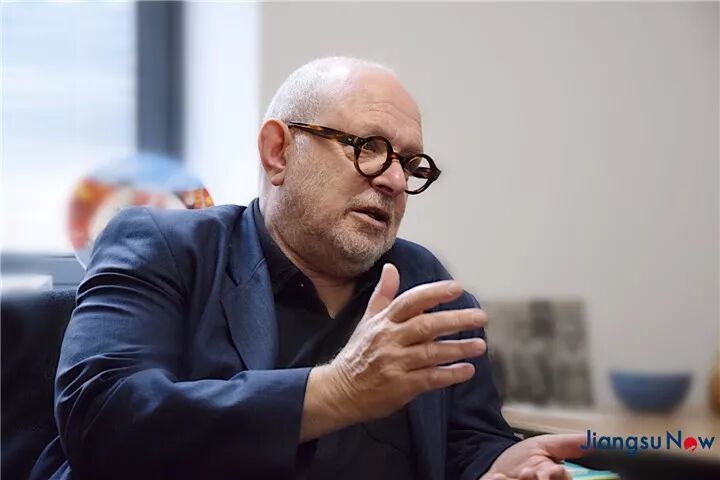 ▲古德曼教授接受新华日报全媒体国际传播部记者&Now君采访。