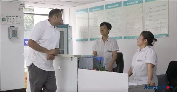 ▲狄瑞杰和宿舍管理员阿姨中文沟通无障碍