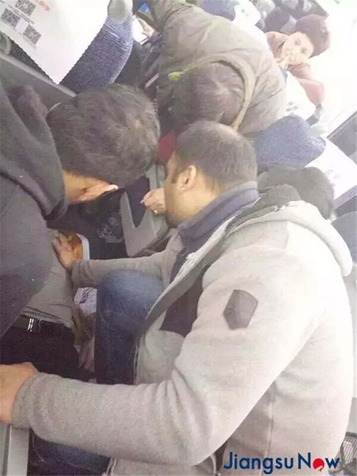 ▲狄瑞杰（右）检查患病乘客身体状况。