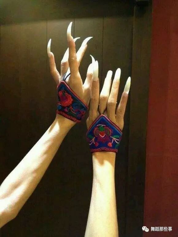 杨丽萍老师出演过03版《射雕英雄传》里的梅超风,咱看看这指甲.