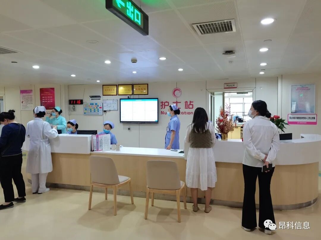 護士站交互大屏  智慧病房  護士站電子白  智慧護理交互大屏板