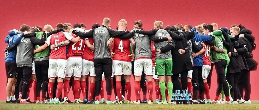 “这一刻，让我们把足球先放一边”