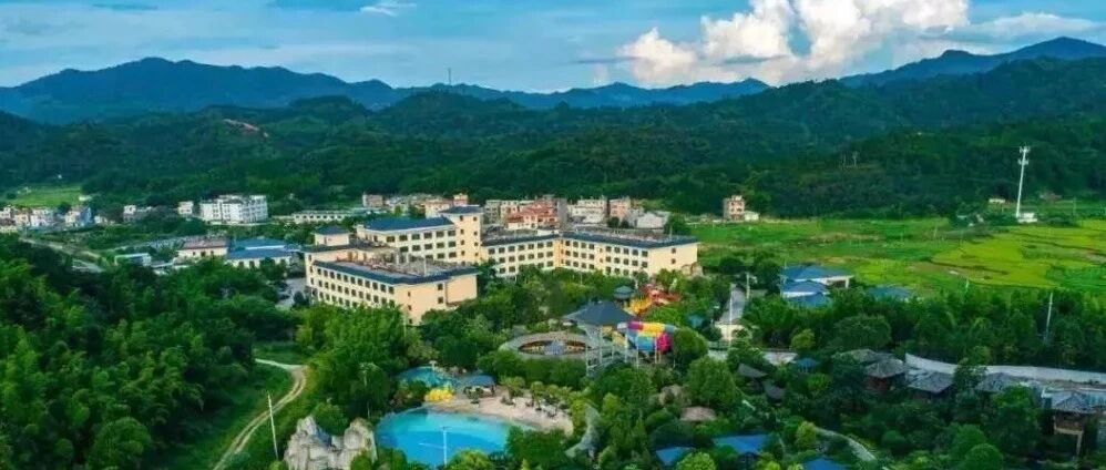 这里能在神秘溶洞中泡苏打温泉，超多水上娱乐适合一家出游，毗邻森林负离子高