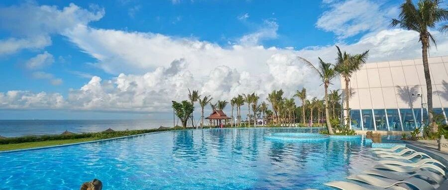 180度饱览海景，精巧设计融合东南亚风情和中国风，室外无边际泳池尽情畅游