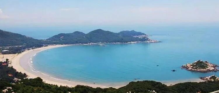 这里的海水清澈，沙子细软，夜晚还能数星星