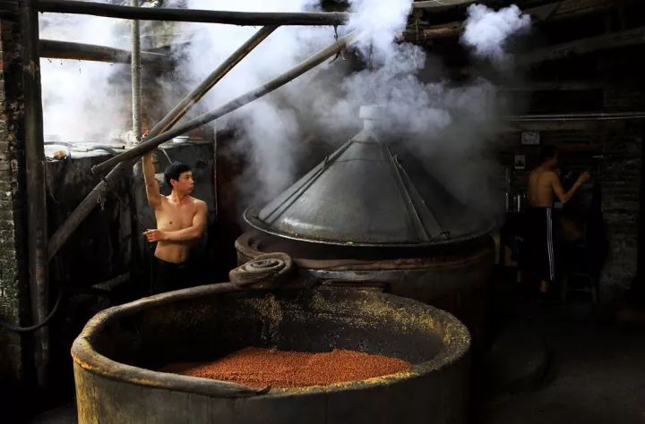 【白酒知识大全】酱香型白酒为什么有的很贵，有的便宜？