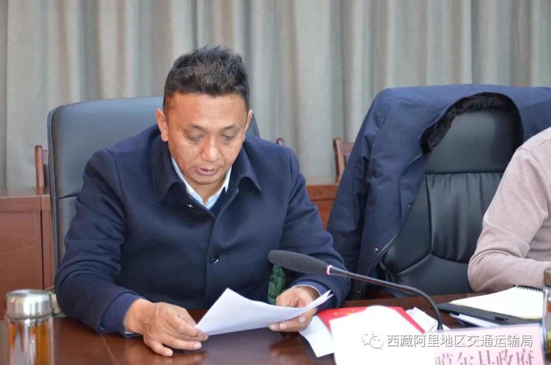 最后,地委委员,行署常务副专员袁富国同志强调农村公路