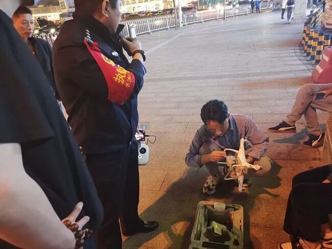 長沙兩男子用無人機夜拍火車站，鐵警：別讓“黑飛”帶你見警長的圖1