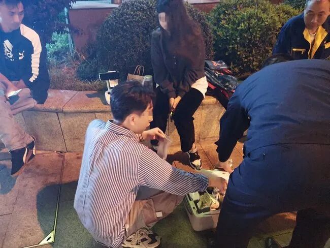 長沙兩男子用無人機夜拍火車站，鐵警：別讓“黑飛”帶你見警長的圖2