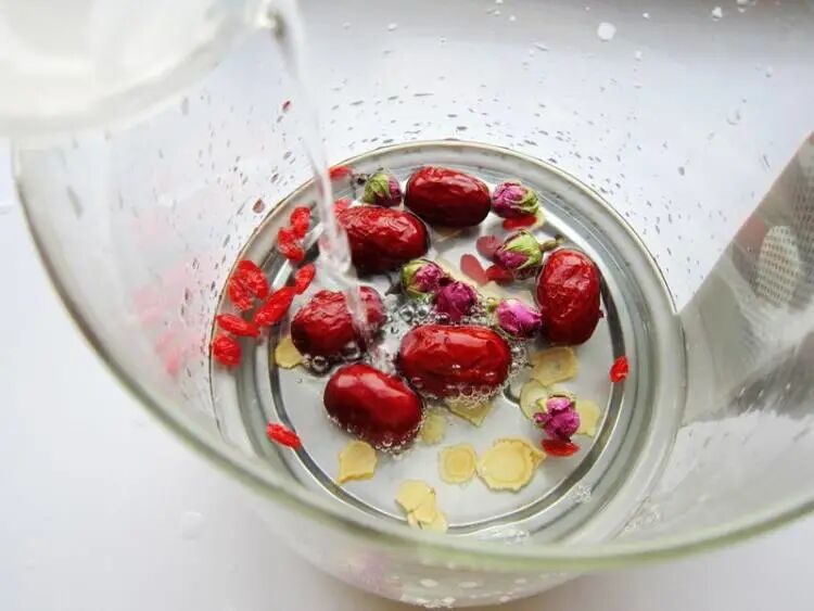 进入夏天，每天嚼两片西洋参，午后不犯困，西洋参+枸杞功效惊人