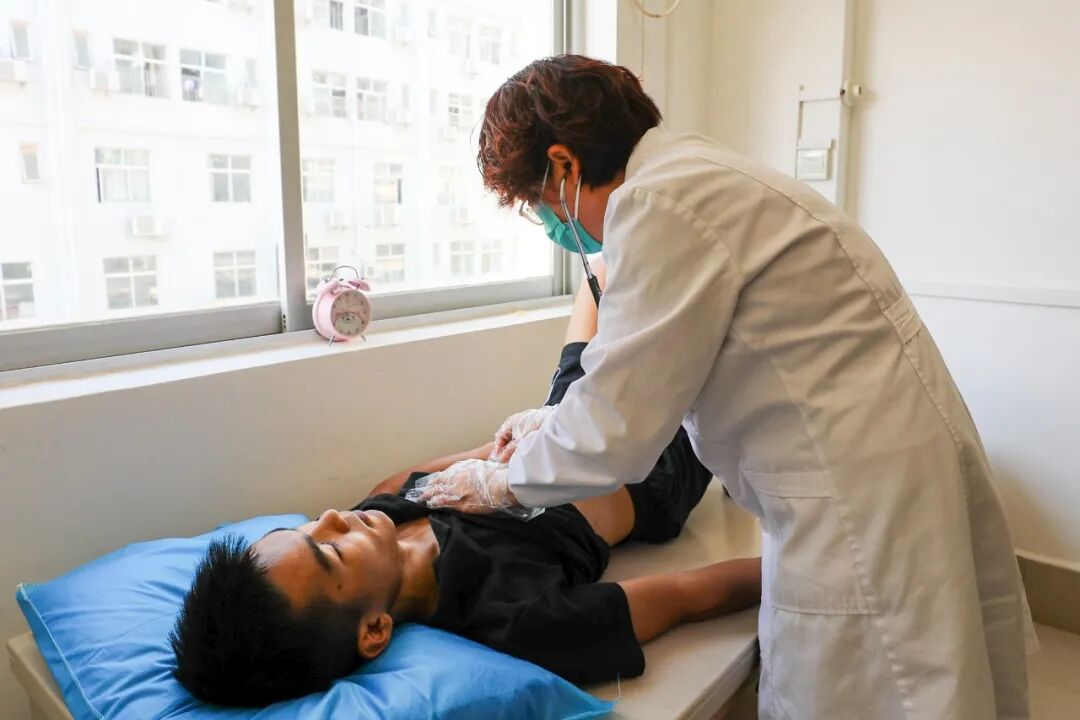 梁建标到象州县人民医院检查指导征兵体检工作