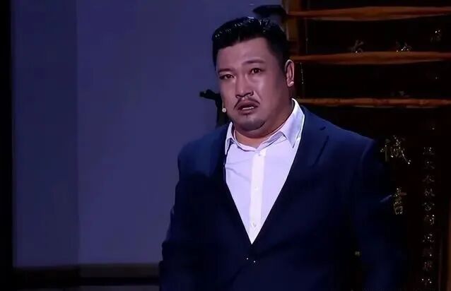 在《欢乐喜剧人第四季》上,贾冰小品大多是这样形式,在其他团队不给劲