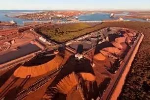 杨迪粉产于澳大利亚，品位在57%左右，铝含量低，属褐铁矿，结晶水较高，混合制料所需水分要求较高，因其结构疏松，烧结同化性和反应性较好，因此可部分替代纽曼山粉矿或巴西粉矿。大杨迪深受岛国钢厂喜爱，2016年澳洲49%的杨迪粉送去了日本，中国仅占35%。