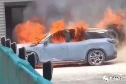 纯电动汽车托底工况与动力电池防护的图1