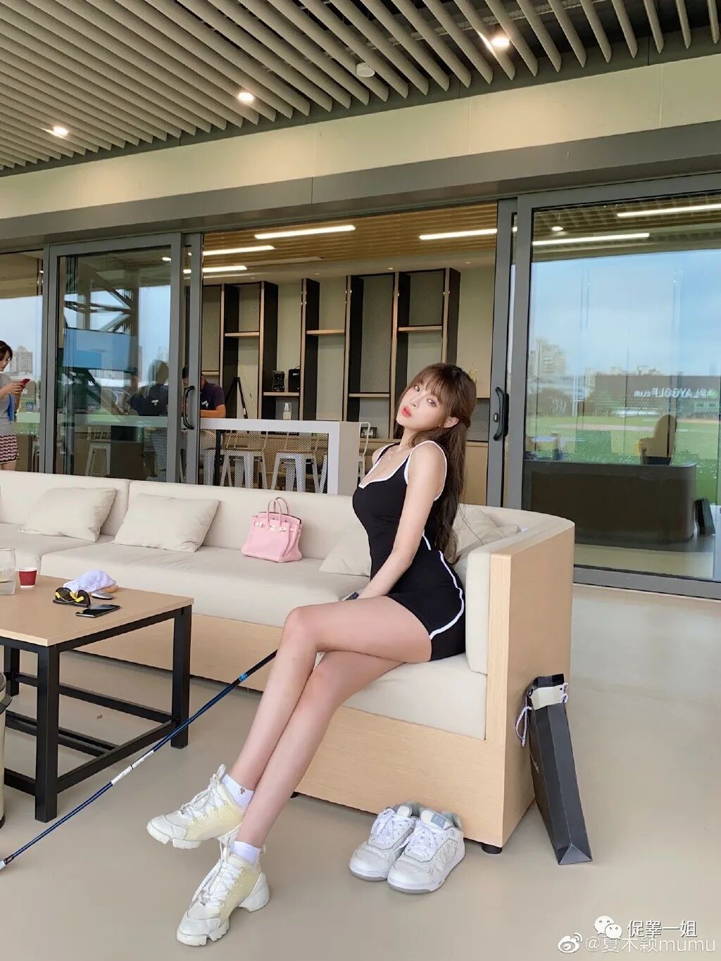 【美女】蜂腰+蜜臀！包臀裙都包不住的性感，这身材几分促？（组图） - 32