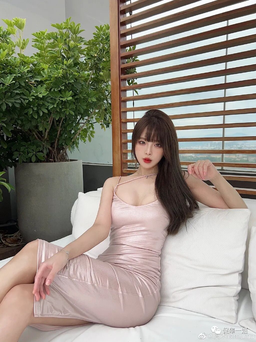 【美女】蜂腰+蜜臀！包臀裙都包不住的性感，这身材几分促？（组图） - 5