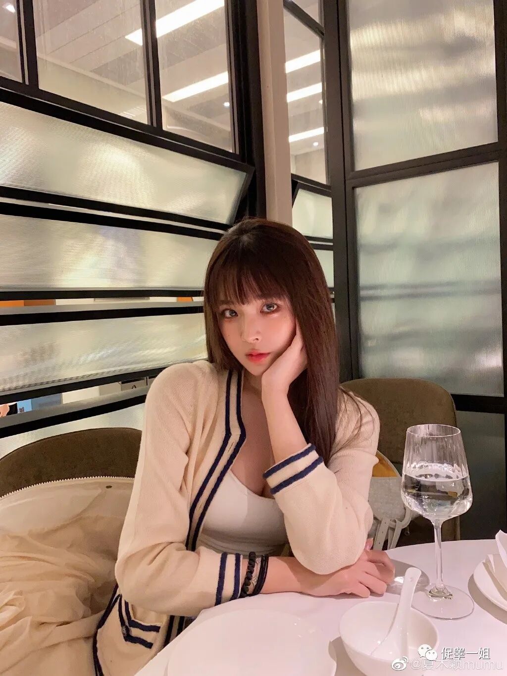【美女】蜂腰+蜜臀！包臀裙都包不住的性感，这身材几分促？（组图） - 6