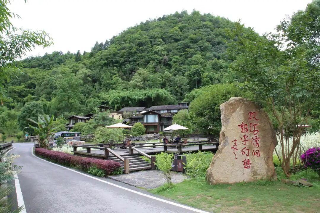 就在位于公平村几公里的5a级景区双河溶洞,这里天然的溶洞景观,以及