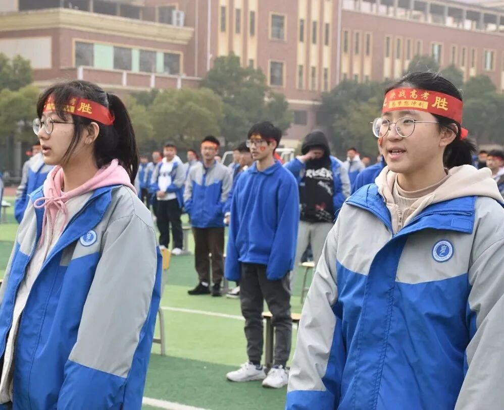 南昌育山高级中学全体高三师生高三各班主任们为高三学子戴上幸运手环