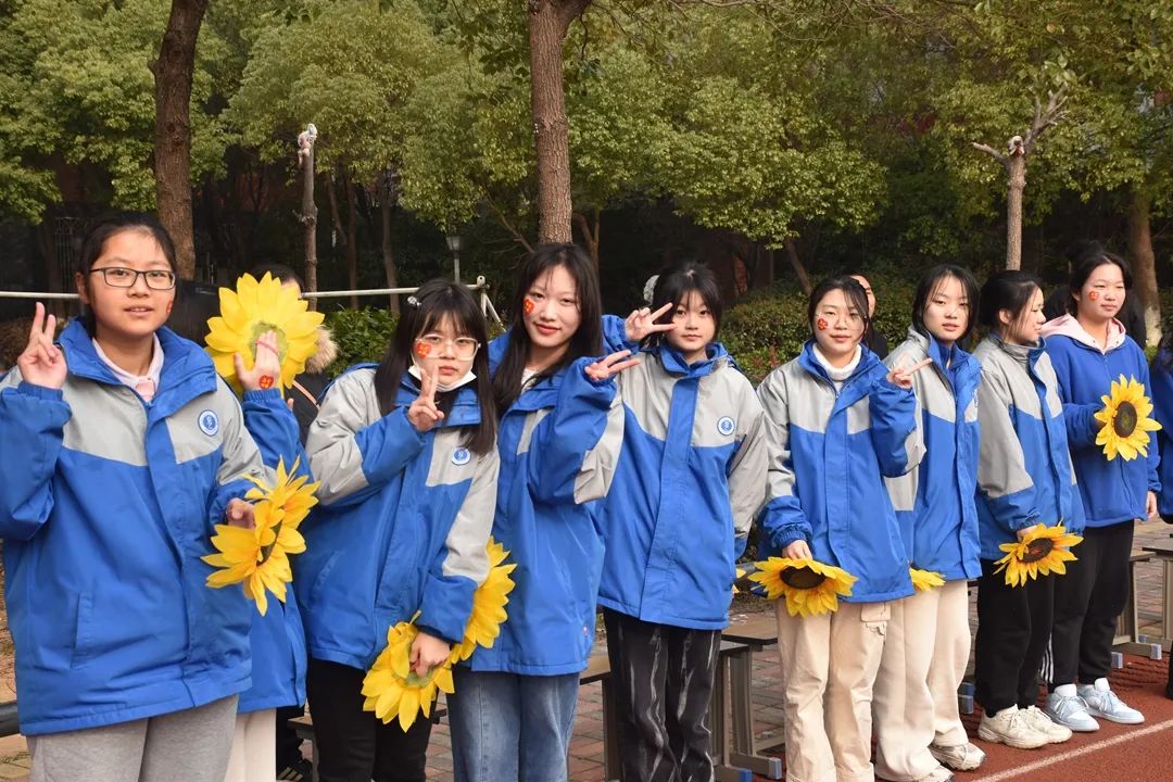 雷动,誓言响彻云宵现场励志条幅鲜艳夺目头系决战高考的红丝带南昌