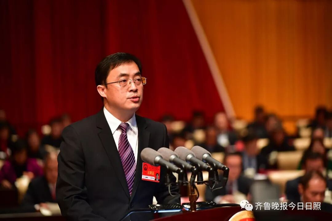 东港区十八届人大三次会议隆重开幕,东港区区长刘祥龙作政府工作报告