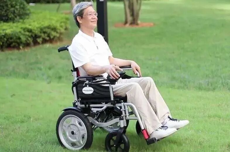 电动轮椅怎么充电电动轮椅如何充电对电池好？_https://www.jmylbn.com_新闻资讯_第1张