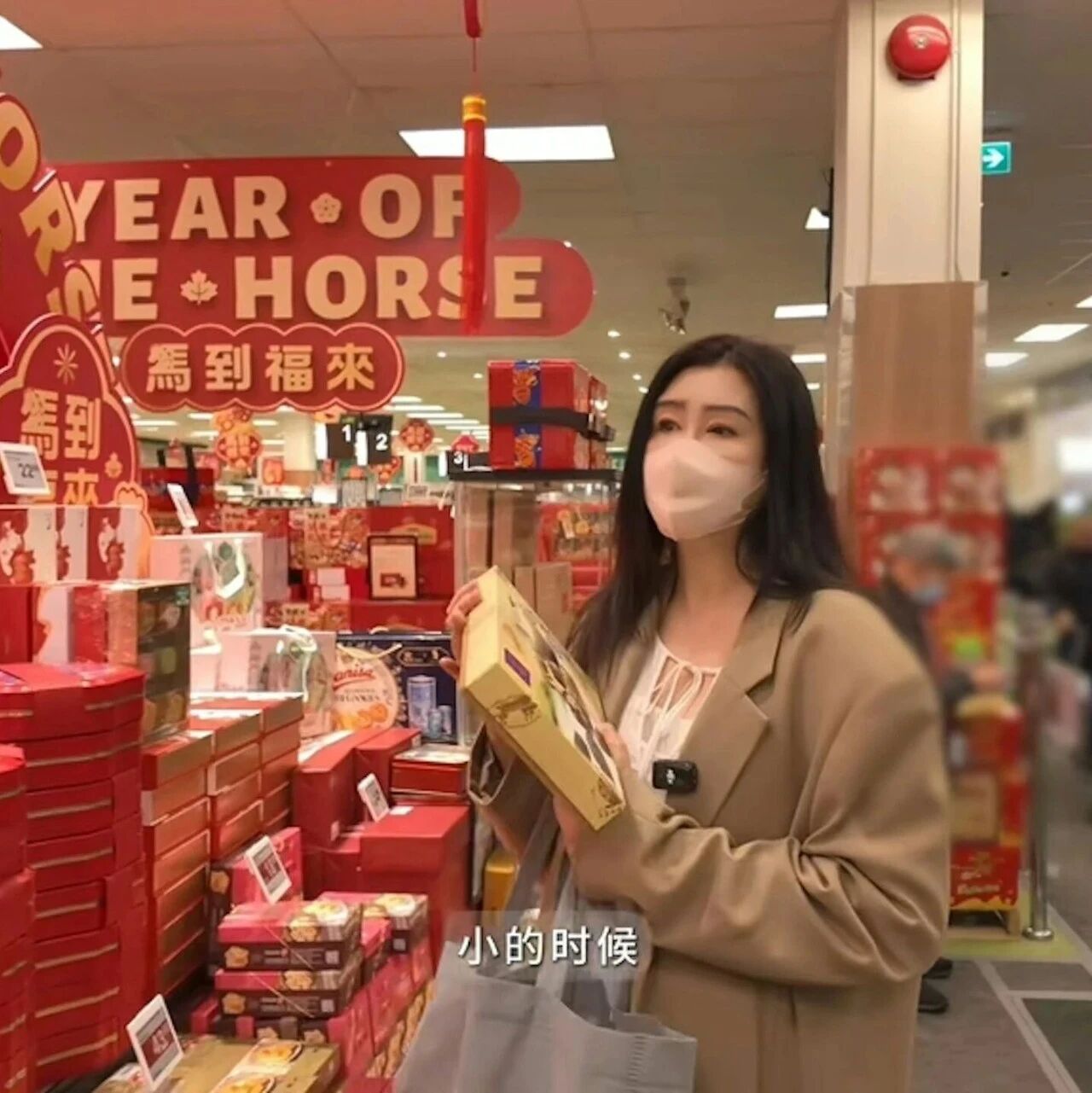 王祖贤加拿大＂大统华＂拍片办年货,洗尽铅华蹲地休息毫无巨星架子 !