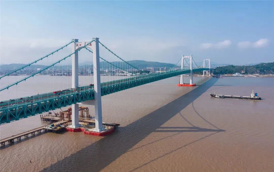 【5/29更新】两主缆钢丝加起来总长能绕地球2圈，世界首座三塔四跨双层钢桁梁悬索桥建成的图2