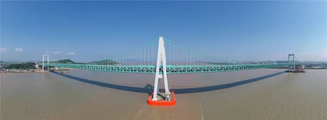 【5/29更新】两主缆钢丝加起来总长能绕地球2圈，世界首座三塔四跨双层钢桁梁悬索桥建成的图5
