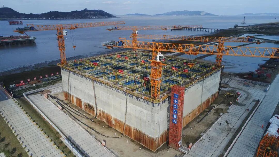 【5/29更新】两主缆钢丝加起来总长能绕地球2圈，世界首座三塔四跨双层钢桁梁悬索桥建成的图9