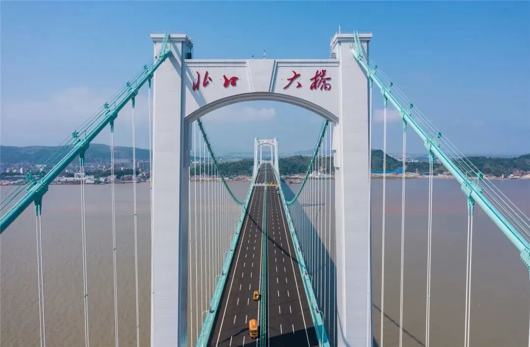 【5/29更新】两主缆钢丝加起来总长能绕地球2圈，世界首座三塔四跨双层钢桁梁悬索桥建成的图3