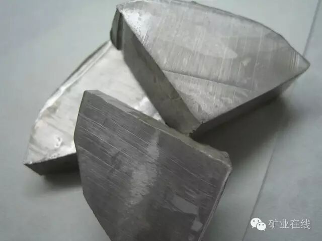 钠16,硬度最小的金属▲自然铱存在铂矿中:每立方米的铱重达22.