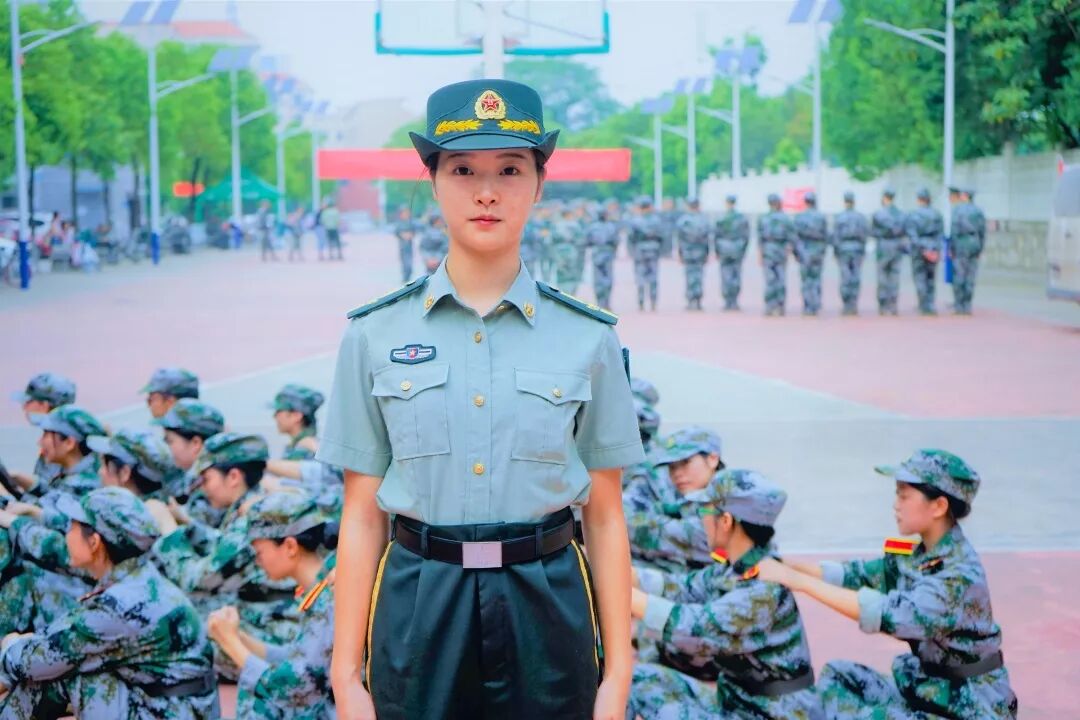 高中生军训 女学生私改军训服成为亮点 网友 可以去做设计师 迷彩服