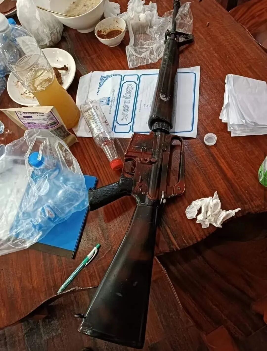 两杆枪 250颗冰毒 4袋海洛因…万象警方又捣毁一武装贩毒团伙_老挝