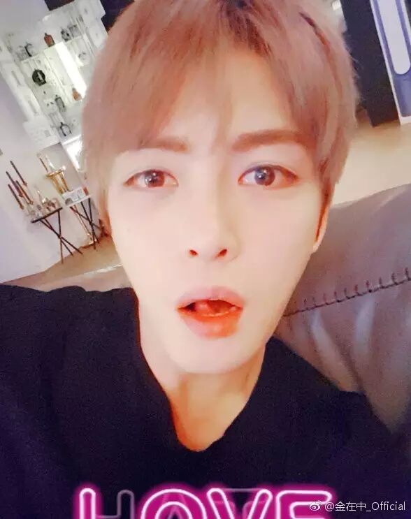 金在中退伍后染金发,皮肤白嫩31岁不输鲜肉