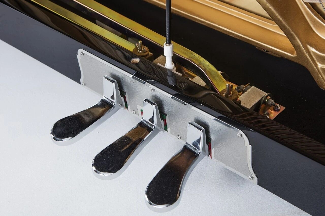 善用钢琴三个踏板中的弱音踏板(也称为防扰邻踏板),踩下以后声音会小